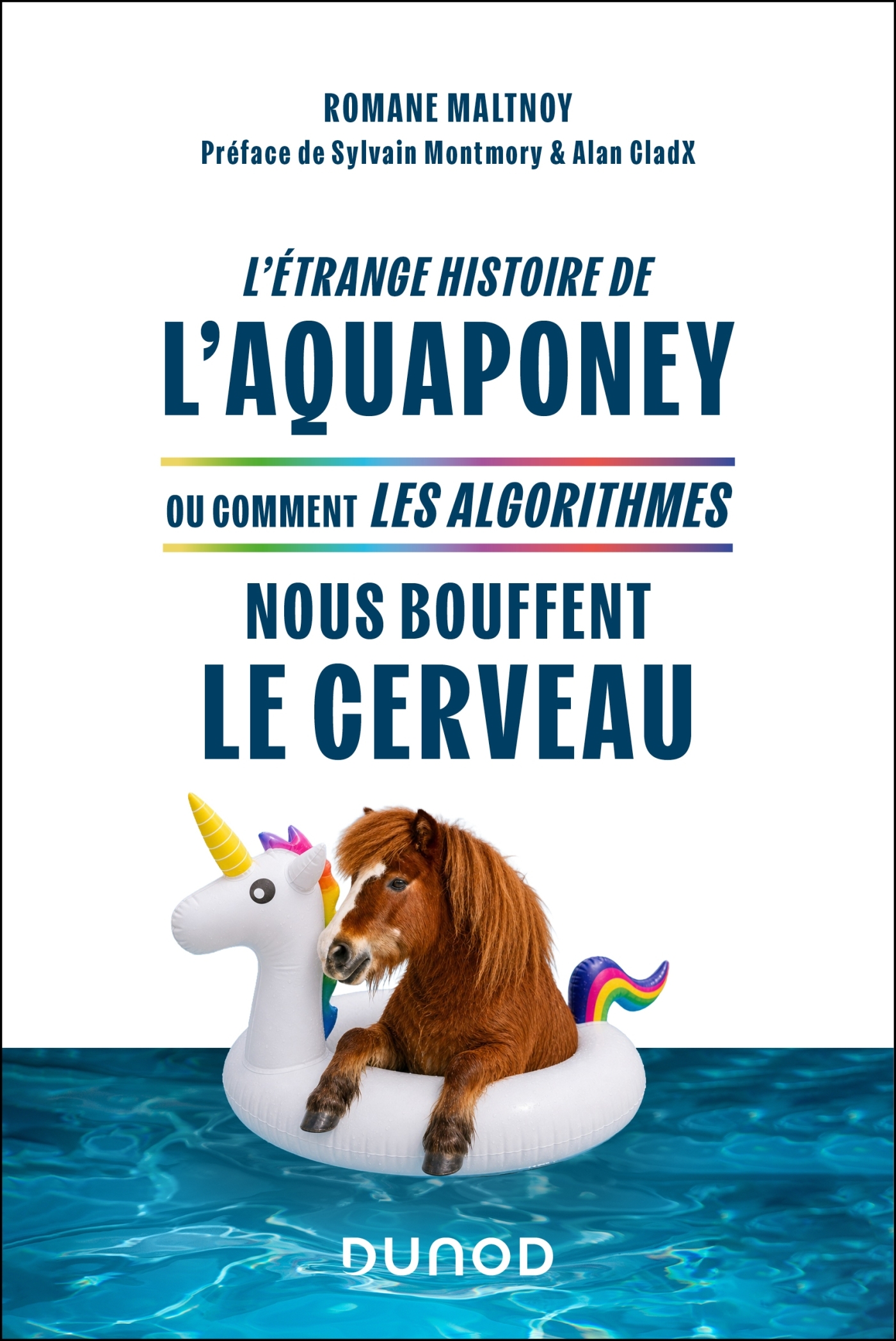 Couverture du livre : un poney installé dans une bouée licorne flotte dans une piscine, sous le titre L'étrange histoire de l'aquaponey